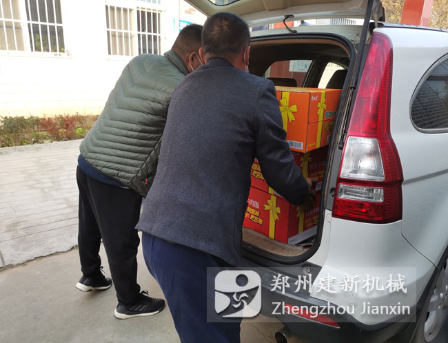 鄭州建新機(jī)械積極為七里村提供疫情防控物資(圖1) 鄭州建新機(jī)械積極為七里村提供疫情防控物資(圖1)